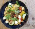 Vegetarische couscous salade met feta en kikkererwten bovenaanzicht