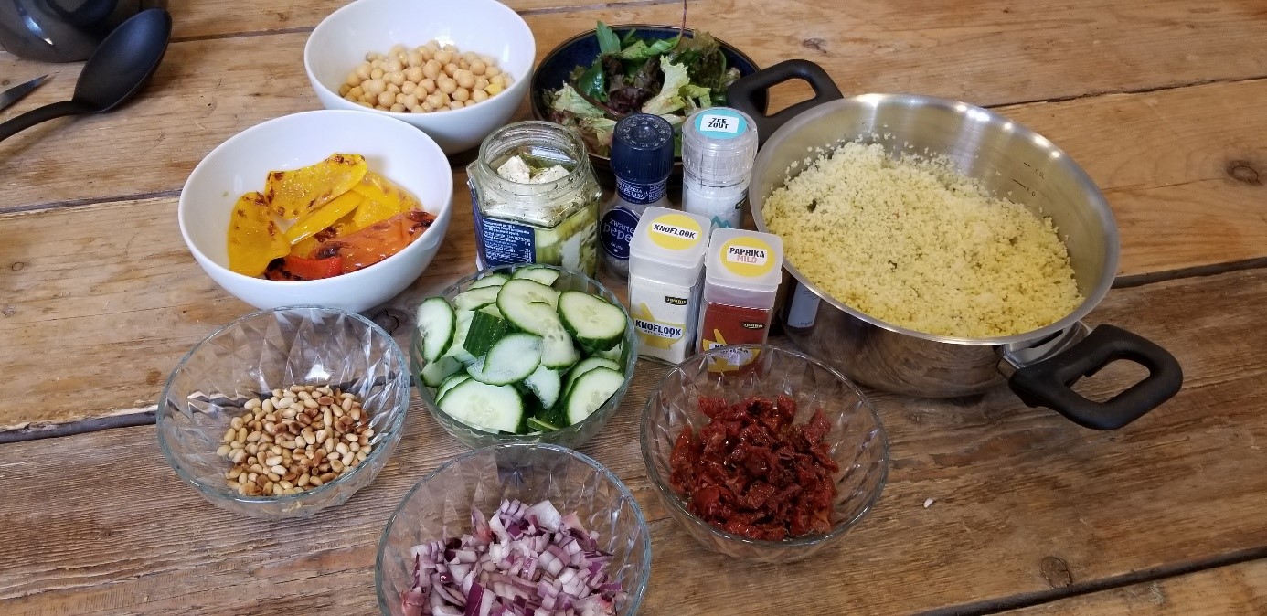 foto ingrediënten vegetarische couscous salade feta en kikkererwten