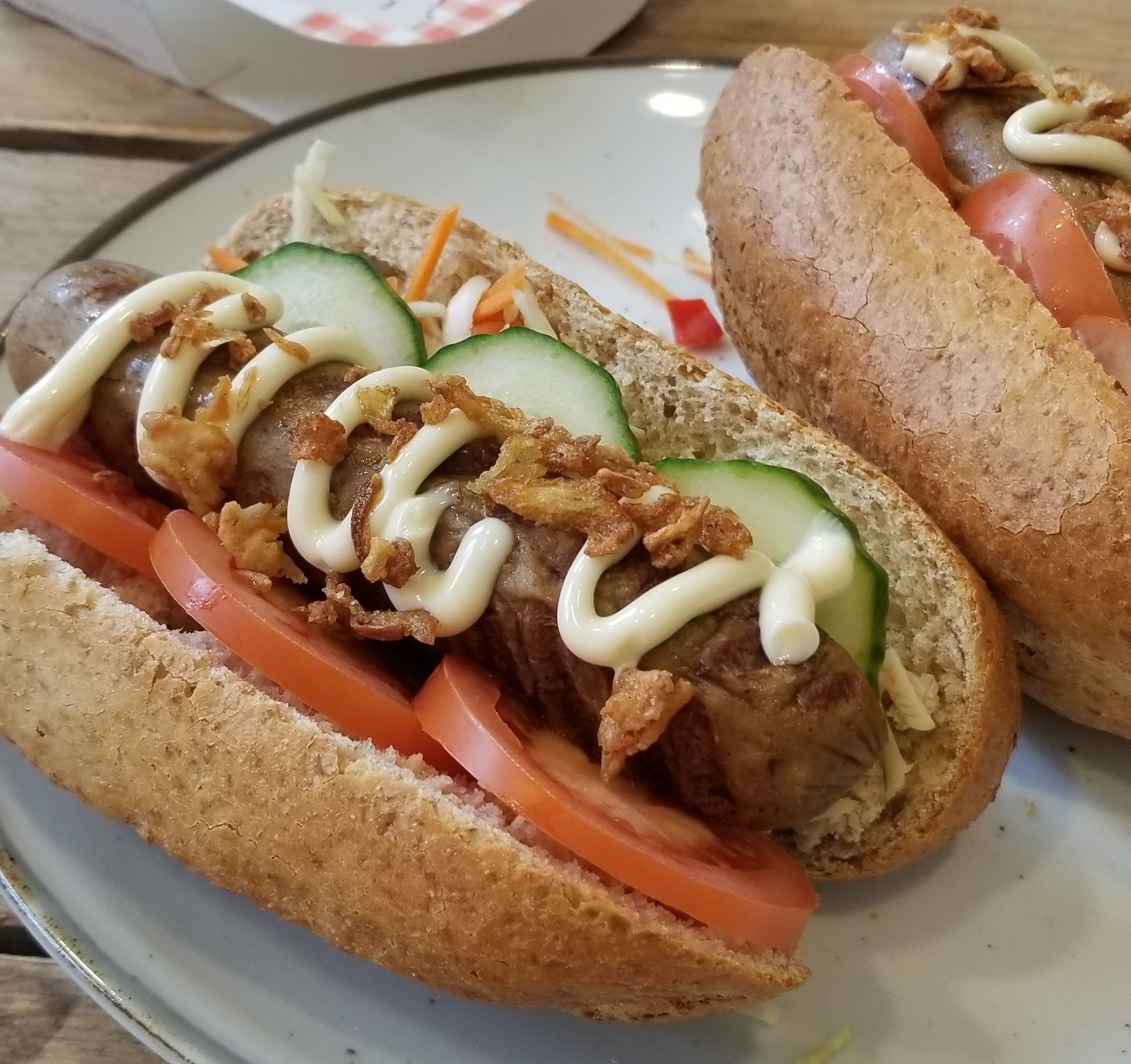 Gezonde hotdogs maken met vegetarische slager bratwurst