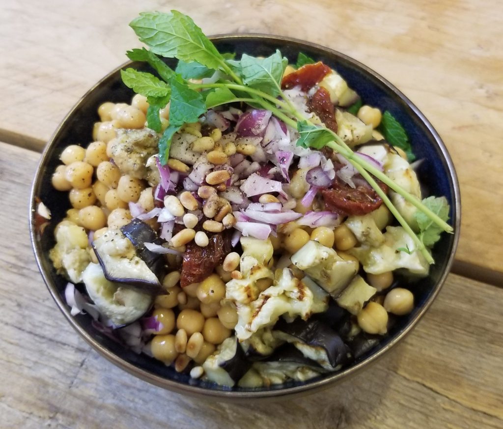 vegan aubergine maaltijdsalade - 9x vegan lunch recept inspiratie