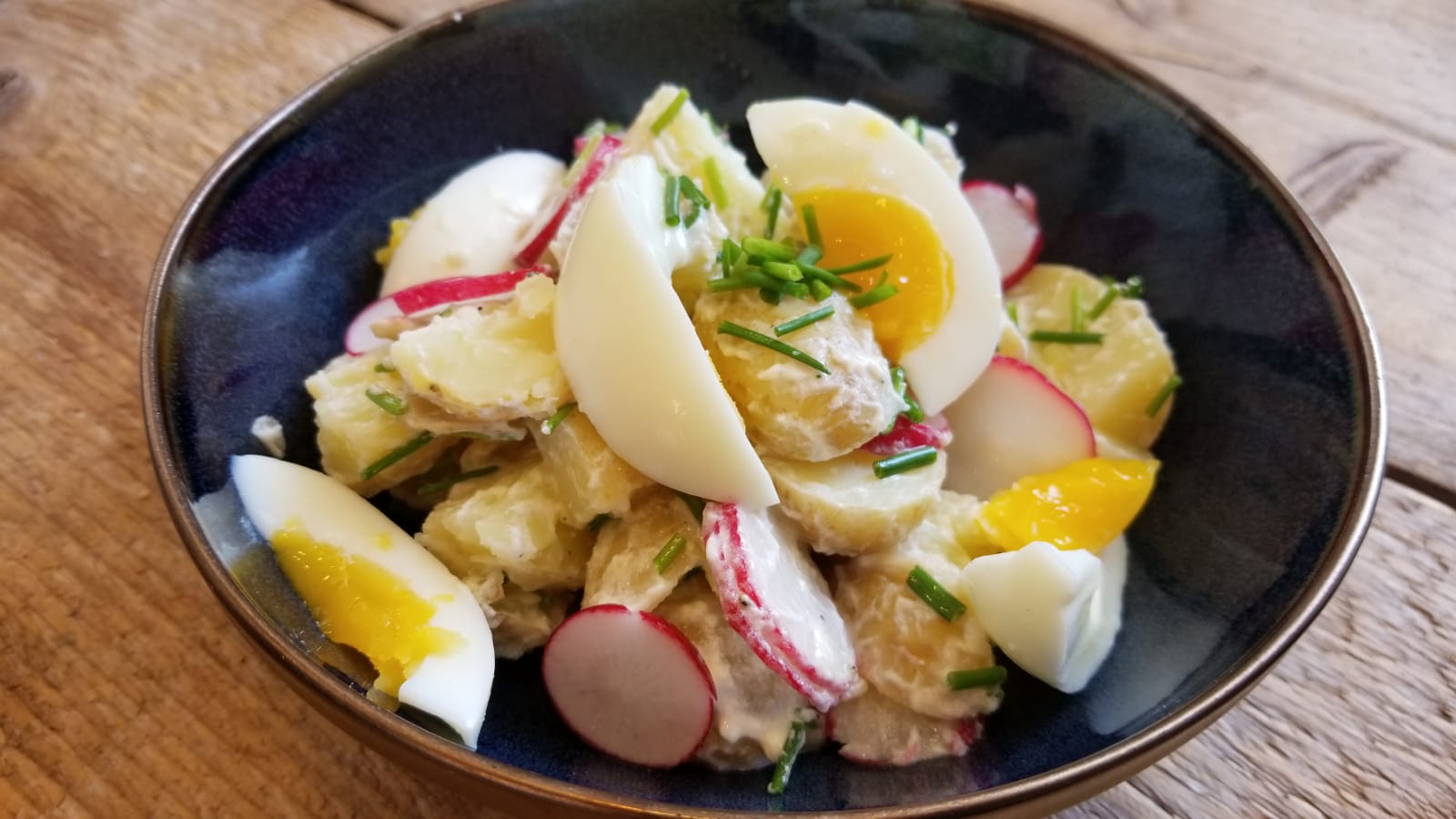 Recept aardappelsalade met ei, radijs en zelfgemaakte yoghurtdressing