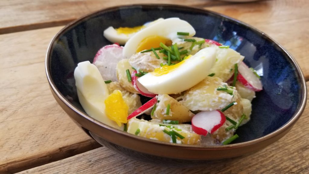 Gezond recept voor aardappelsalade met ei en bieslook